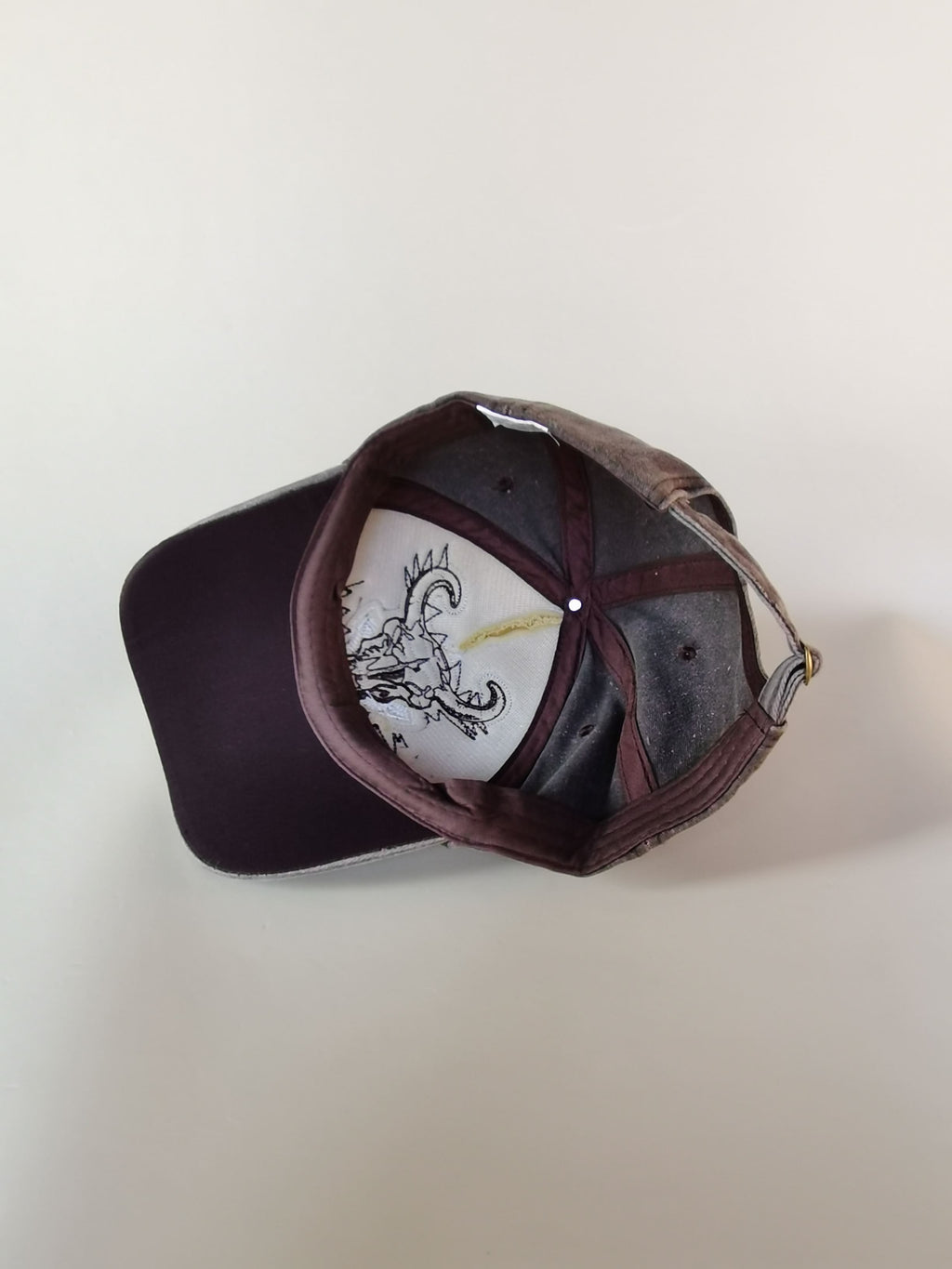 Baseballkappe mit Stierkopfstickerei und kontrastierenden Einsätzen